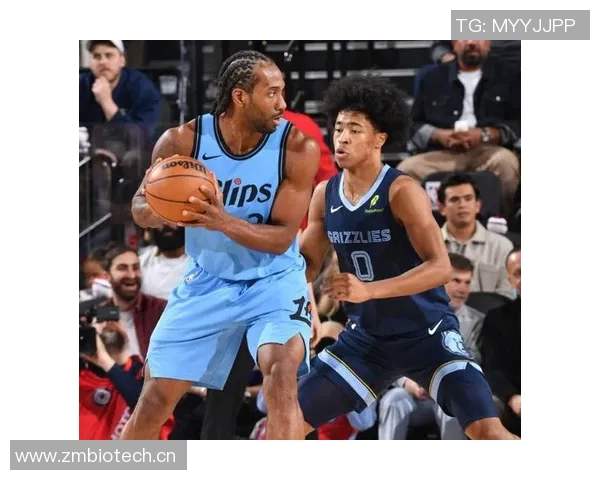 伦纳德篮下接球轻松上篮，一节半时间已砍下20分